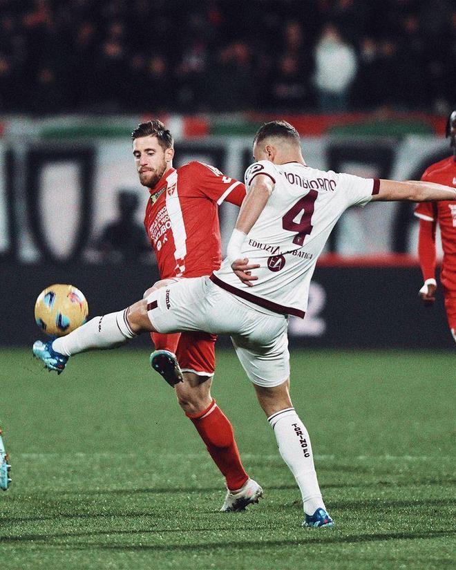 关于尤文图斯逆转击败AC米兰，重返意甲榜首位置的信息